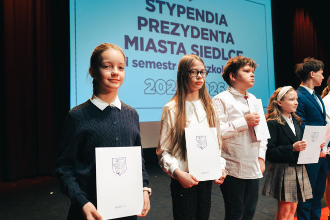 Najzdolniejsi uczniowie odebrali stypendia Prezydenta Miasta Siedlce