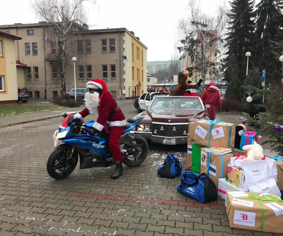 Mikołaj z łódzkiego lotniska odwiedził dzieci z Domu Samotnej Matki w Łodzi 