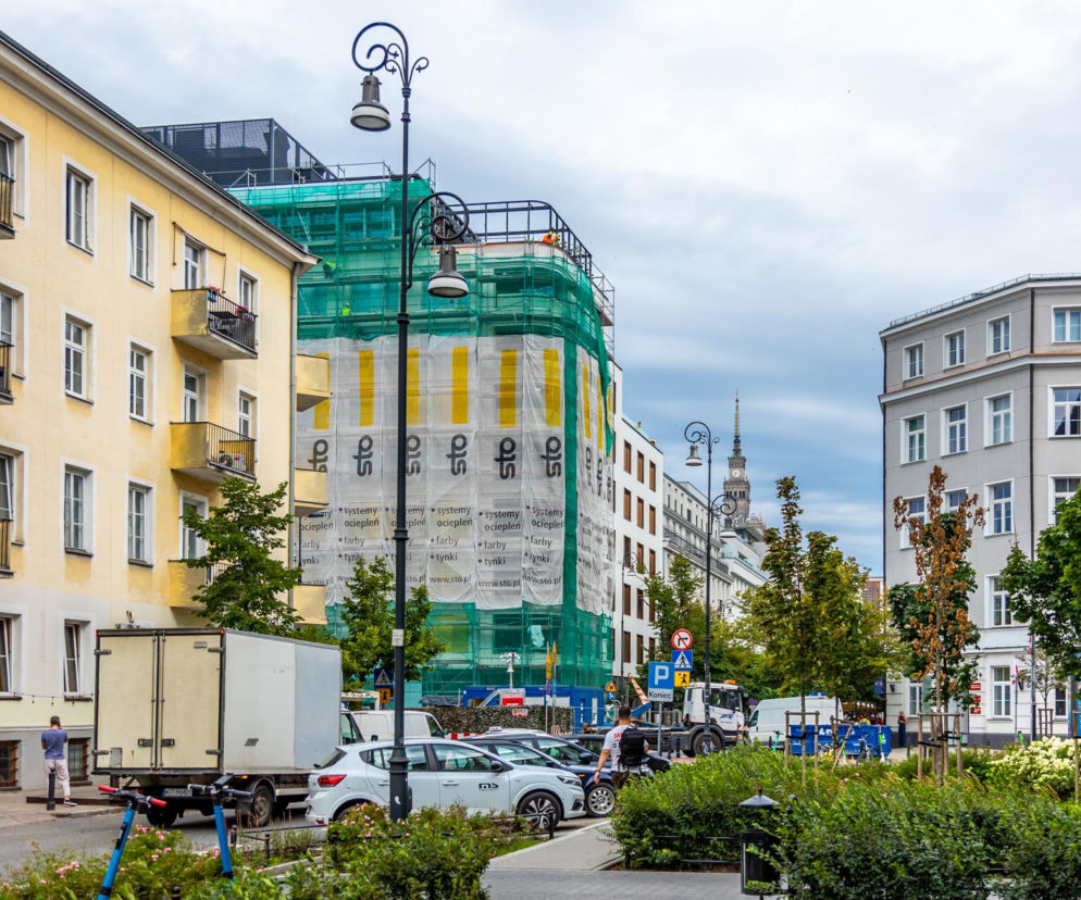 Budowa hotelu Canopy by Hilton Warsaw w rusztowaniach. O nowej inwestycji w Warszawie przeczytasz w serwisie Architektura.