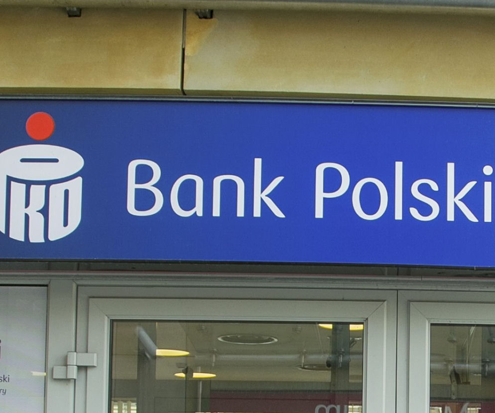 Szyld Banku Polskiego PKO BP nad wejściem do placówki. O rekordowych zyskach banku przeczytasz na Eska.