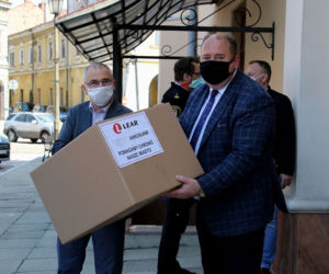 Jarosławianie otrzymują maseczki