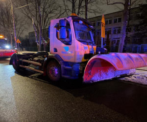 Odśnieżanie zakończone chaosem. Posypywarka runęła na skrzyżowanie