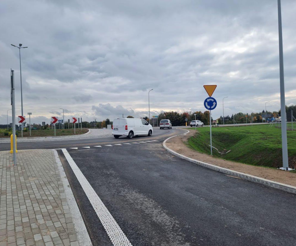 Samochody jadące przez nowe rondo na drodze krajowej nr 64. O otwarciu trasy koło Łomży przeczytasz na Eska Łomża.