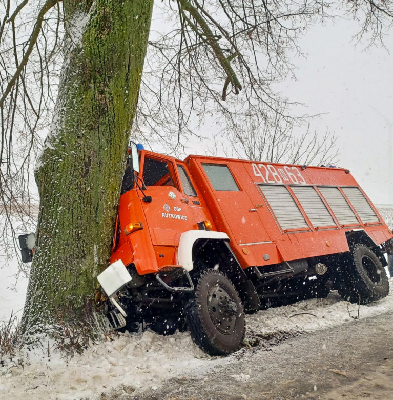 Strażacy wracali z wypadku, skończyli w szpitalu. Wóz wjechał w drzewo.