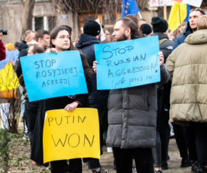  Kraków solidarny z Ukrainą. Setki osób przyszło na manifestację [ZDJĘCIA]