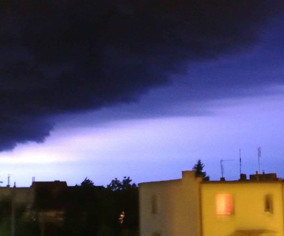 Gwałtowna burza nad Bydgoszczą. Wiatr w porywach do 100 km/h [WIDEO, ZDJĘCIA]
