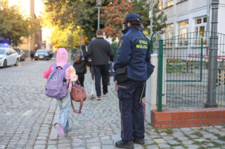 Radiowozy przy szkołach we Wrocławiu. Uczą dzieci ucieczki i barykadowania sal