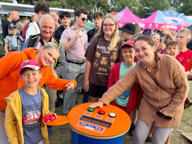 Gorące gwiazdy i tłumy mieszkańców! Ekipa ESKA Summer City na dożynkach w Kobierzycach