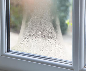 Dlaczego okna parują? Czy można temu zapobiec?