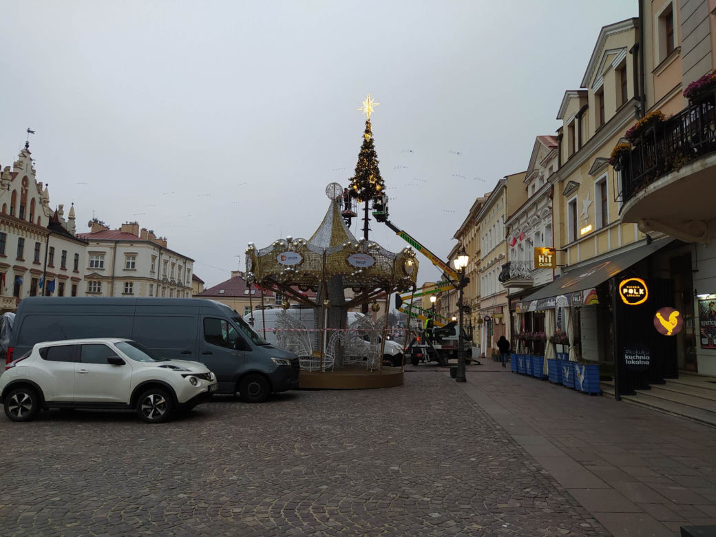 Montaż świątecznej choinki na Rynku w Rzeszowie