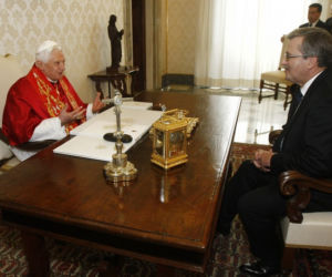Benedykt XVI podarował prezydenckiej parze różańce