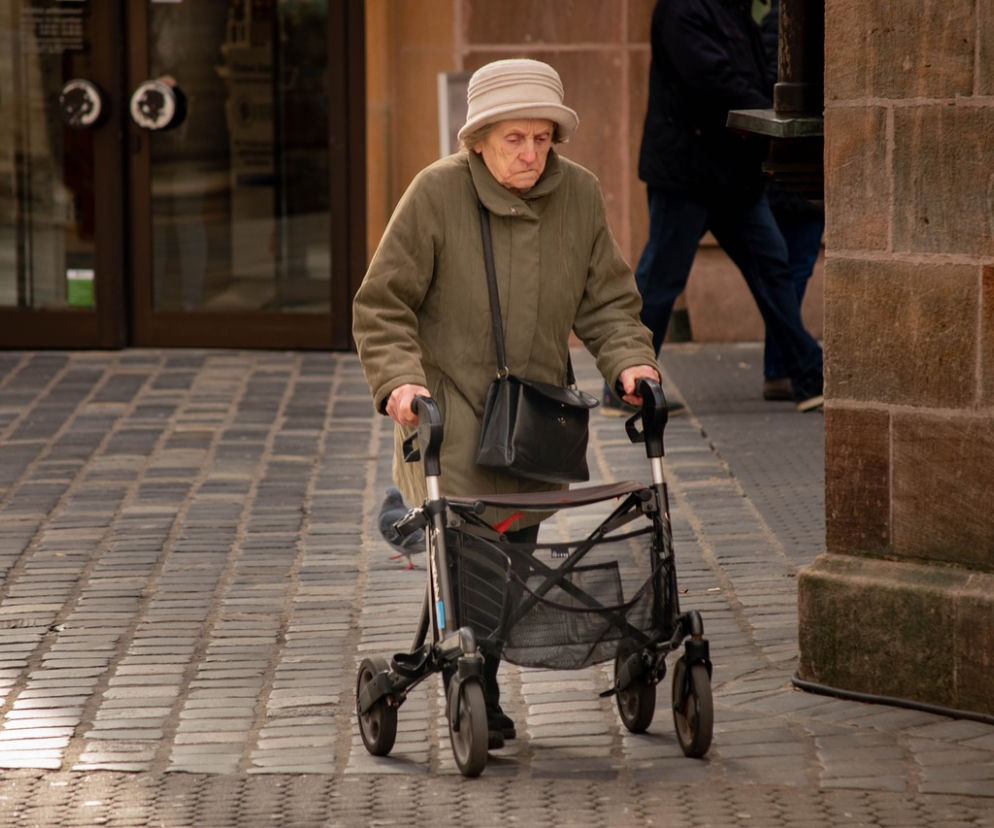 Sklepy obsługują tylko seniorów