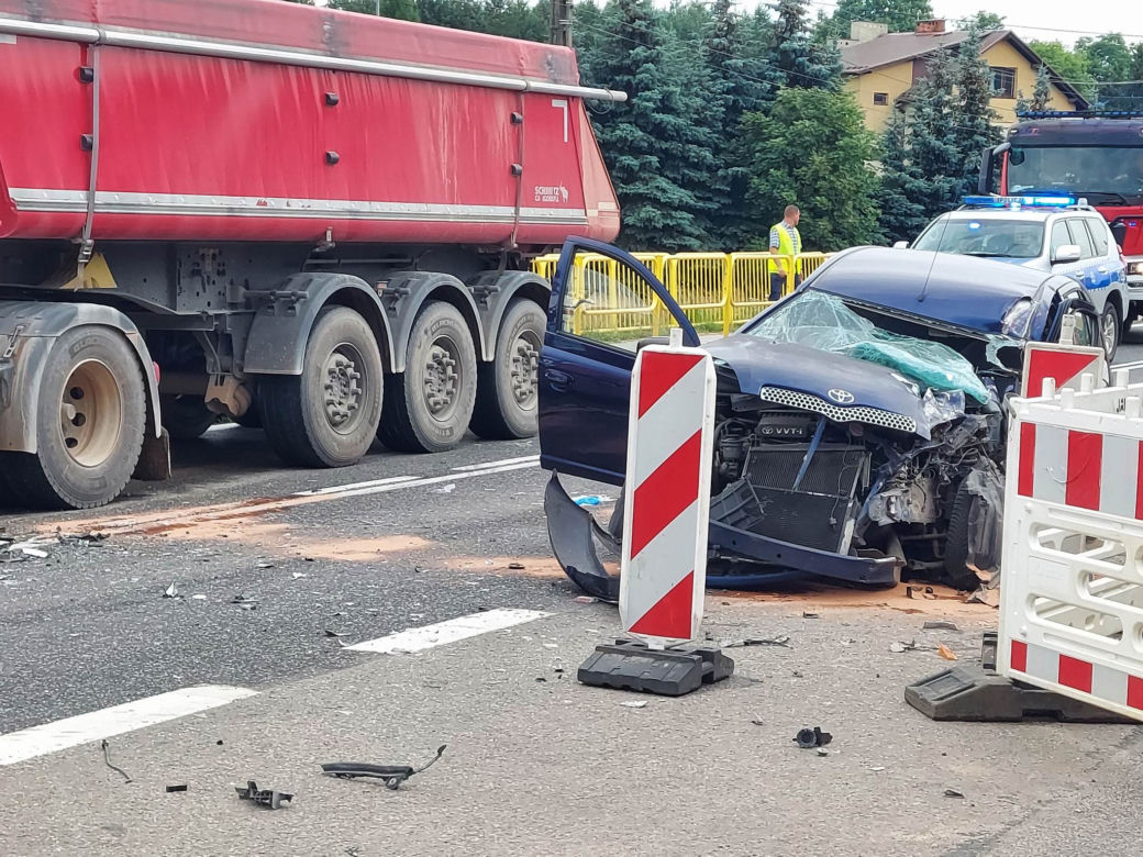 Wypadek W Lubieni. Ciężarówka zderzyła się z osobówką