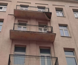 Fragment balkonu oderwał się na Pradze