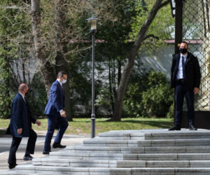 Premier Mateusz Morawiecki w maseczce ochronnej pod Kancelarią Premiera
