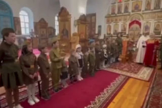 Rosja: przebrane za żołnierzy maluchy śpiewały w cerkwi wojenne pieśni. Kontrowersyjne wideo