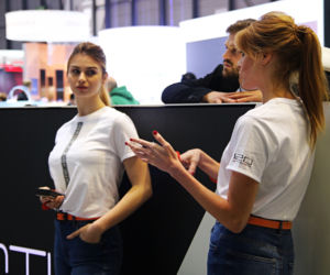 Piękne hostessy na targach w Genewie