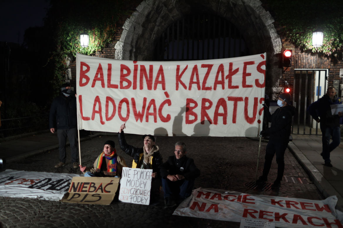 Protesty i aresztowania przed Wawelem podczas wizyty Jarosława Kaczyńskiego