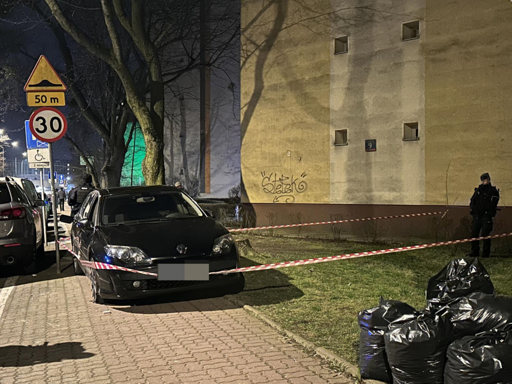 Zdemolowane radiowozy i szaleńczy pościg ulicami Warszawy. Nie uwierzycie co zrobił kierowca tego auta! 