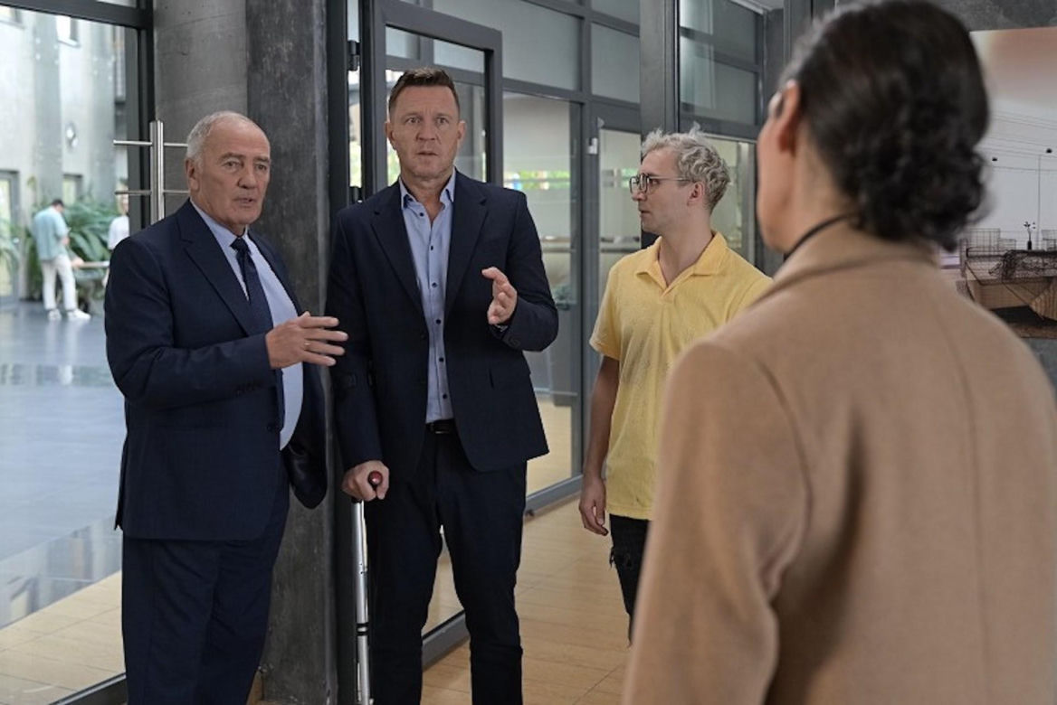 Pierwsza miłość, odcinek 3955: Izabela (Olga Bończyk), Michał (Wojciech Błach), Karol Weksler (Karol Strasburger), Brian (Dominik Rybiałek)	