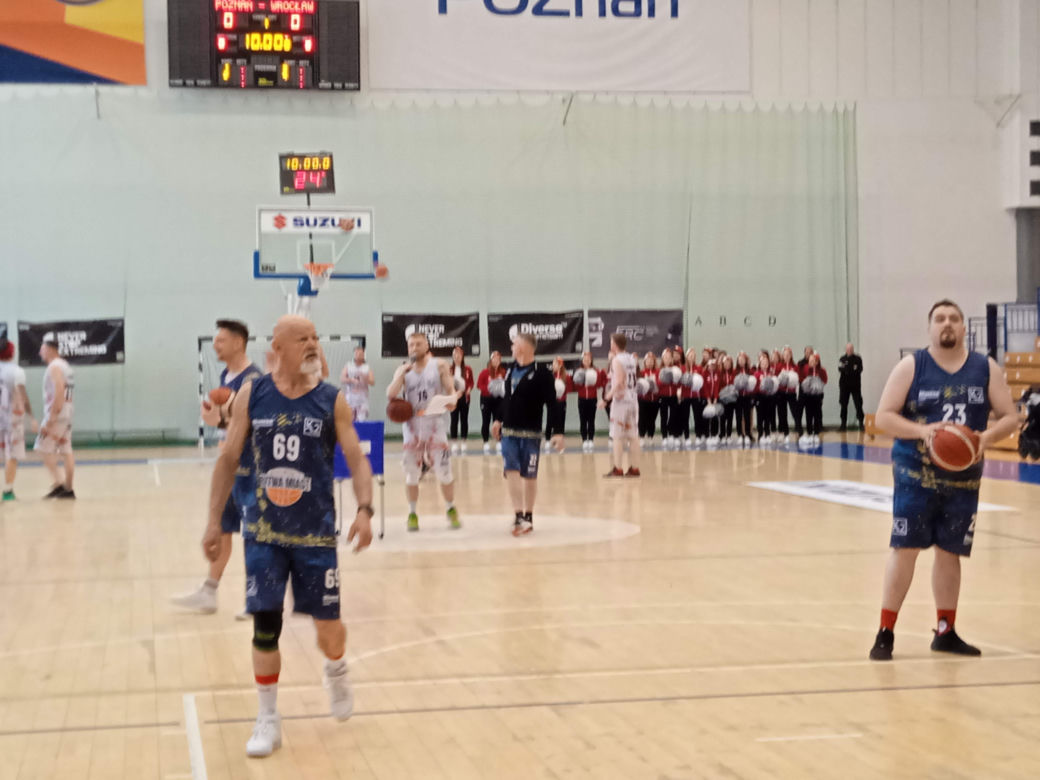 Charytatywna Bitwa Miast Poznań kontra Bydgoszcz. Gwiazdy grały w koszykówkę