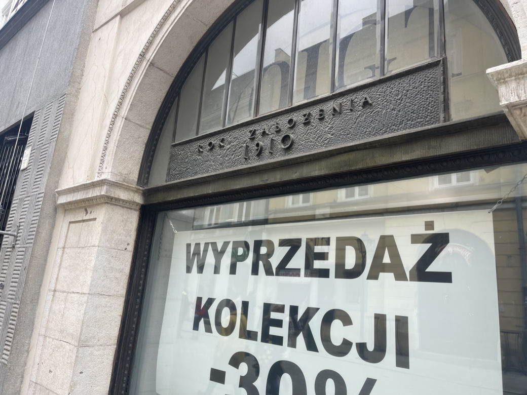 Ten zakład optyczny istnieje od 1910 roku. Przerwał dwie wojny, a przez inflację i ceny prądu grozi mu zamknięcie