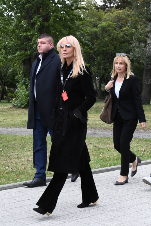 Agnieszka Woźniak-Starak ze znajomymi idzie na premierę filmu "Ukryta gra"