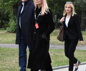 Agnieszka Woźniak-Starak ze znajomymi idzie na premierę filmu Ukryta gra