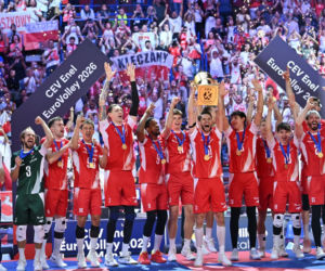 Siatkarze reprezentacji Polski podczas ceremonii dekorcji po meczu finałowym mistrzostw Europy z Francją