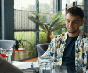 Barwy szczęścia, odcinek 3290. Dorota Kujawiak (Karina Seweryn), Mirek (Oliwier Kozłowski)