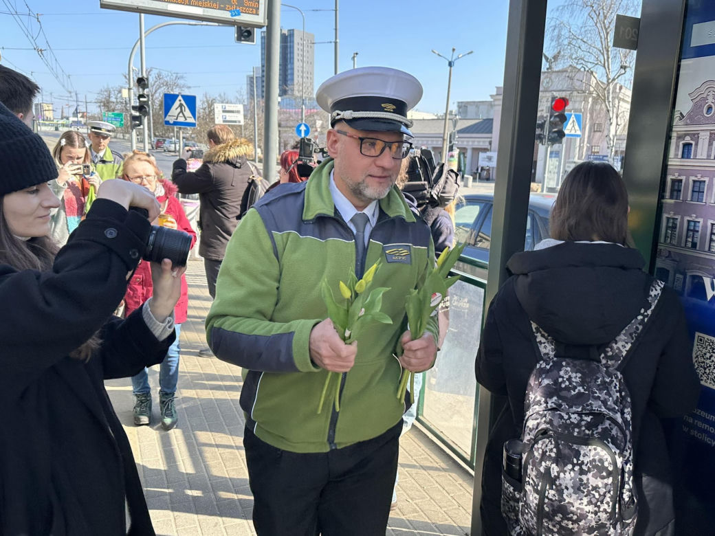 Dzień Kobiet 2024. MPK Poznań rozdał 1,5 tys. tulipanów swoim pasażerkom