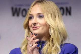 „To wyszło dopiero na treningach”. Sophie Turner, gwiazda Gry o Tron, o problemach zdrowotnych na planie „Tomb Raider”