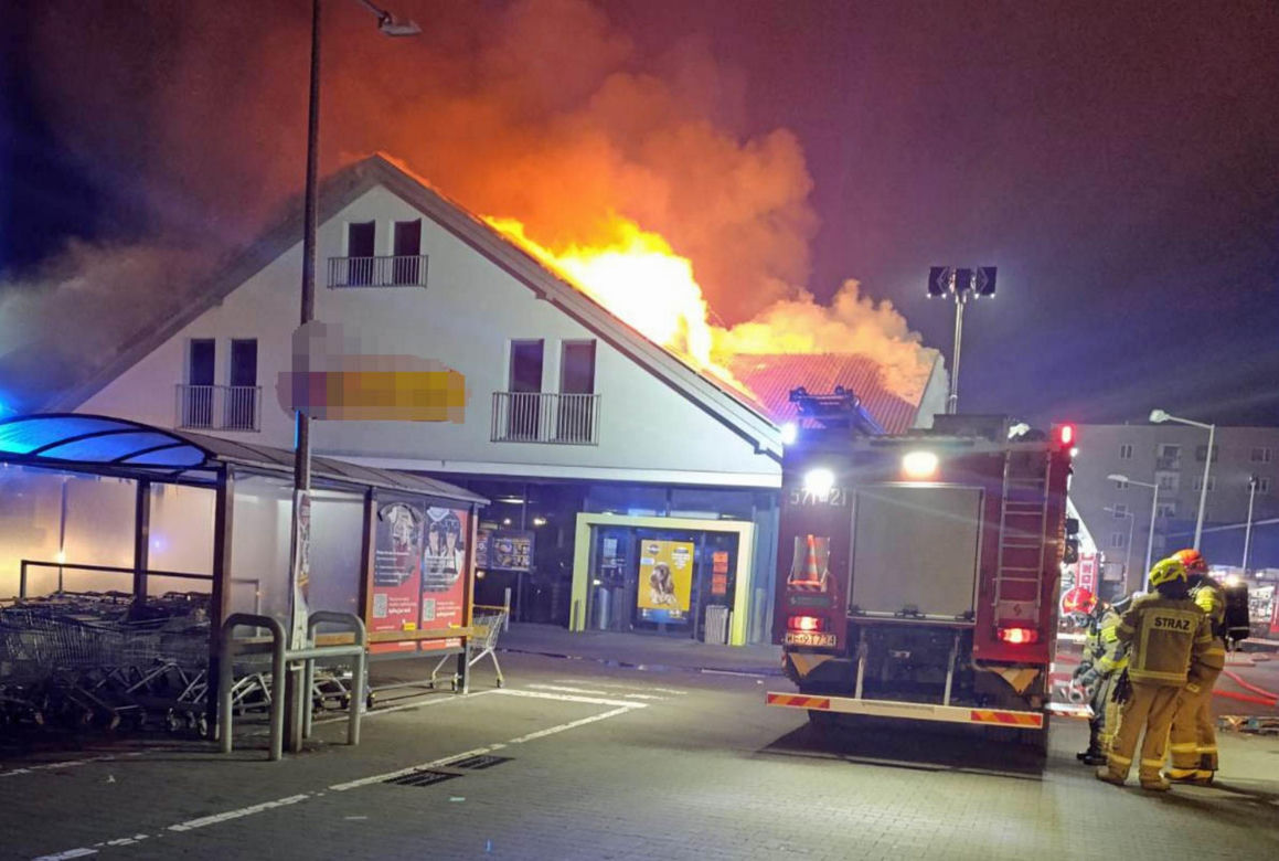 Płońsk. Wielki pożar supermarketu. Cztery pracownice o mało nie straciły życia [ZDJĘCIA]