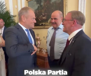 Artur Barciś chciał sprawdzić czy Tusk nosi perukę