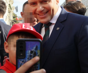 Karol Nawrocki spaceruje z sympatykami