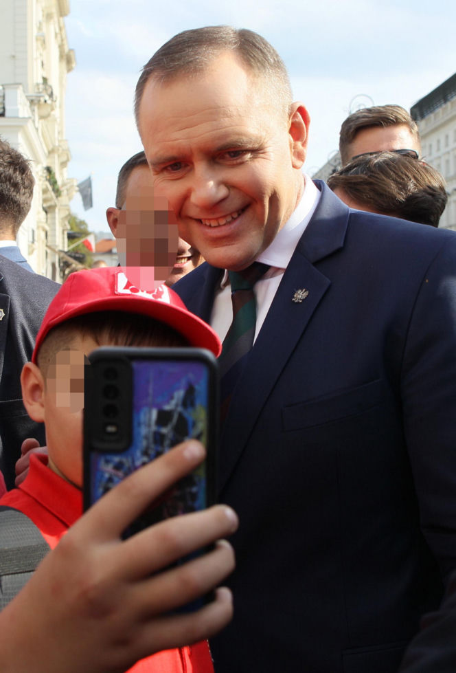 Karol Nawrocki spaceruje z sympatykami
