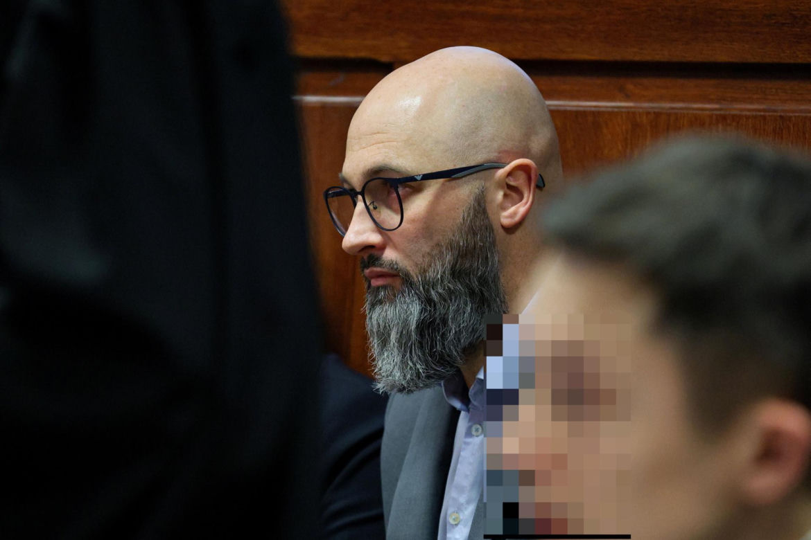 Ks. Olszewski zupełnie odmieniony, bez koloratki, z długą brodą