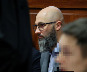 Ks. Olszewski zupełnie odmieniony, bez koloratki, z długą brodą