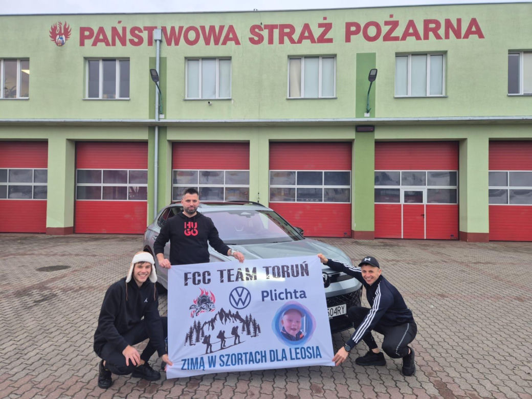 Za oknami zima, a oni w szortach weszli na Śnieżkę. Tak pomagają 2-letniemu Leosiowi