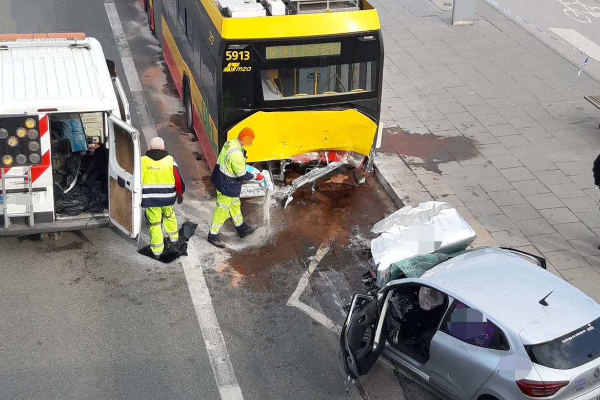 Dramat na Saskiej Kępie. Samochód wbił się w autobus