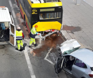 Dramat na Saskiej Kępie. Samochód wbił się w autobus