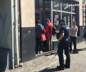Zabrze: Policjanci kontrolowali sklepy i komunikację miejską. Sprawdzali maseczki [ZDJĘCIA]