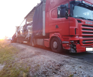 ZASNĄŁ za kierowcą i wjechał w barierki! GROŹNY wypadek na S8! [ZDJĘCIA] 