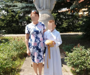 Mieszkańcy osiedla gdzie doszło do morderstwa trójki dzieci boja się o swoje życie. Morderca ich nawiedza.