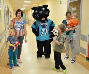 Zawodnicy Panthers Wrocław rozdali świąteczne paczki dzieciom ze szpitala przy Koszarowej