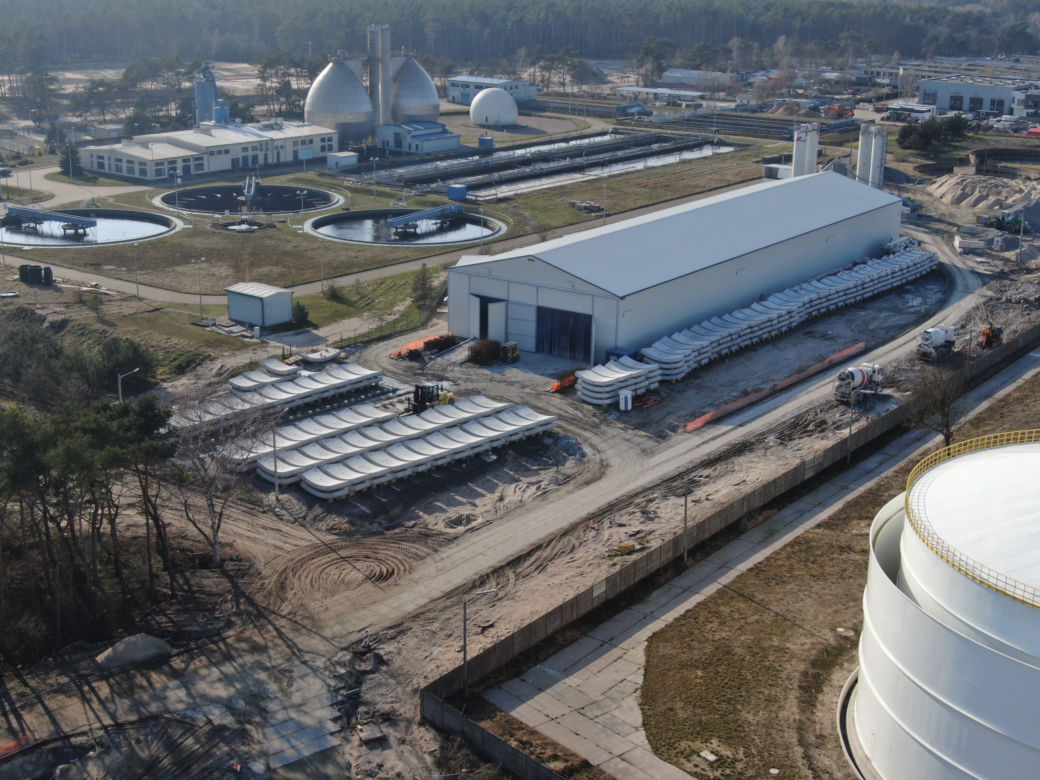 Na wyspie Uznam maszyna Wyspiarka przebiła się już przez ścianę czołową w szybie startowym i układa kolejne pierścienie tunelu