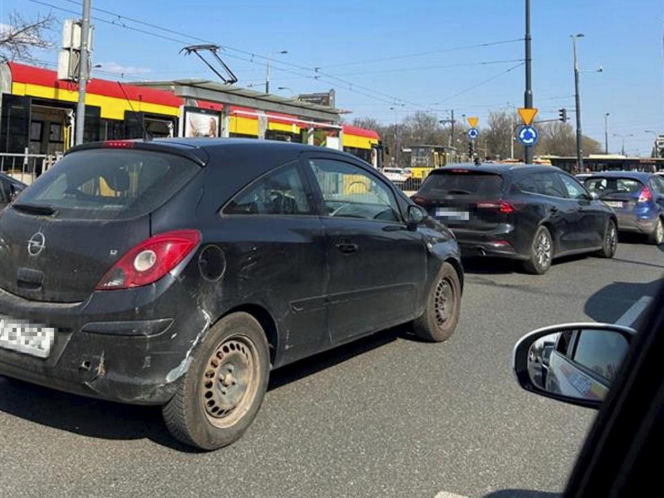 4 osoby ranne po zderzeniu autobusu z tramwajem na rondzie Waszyngtona w Warszawie