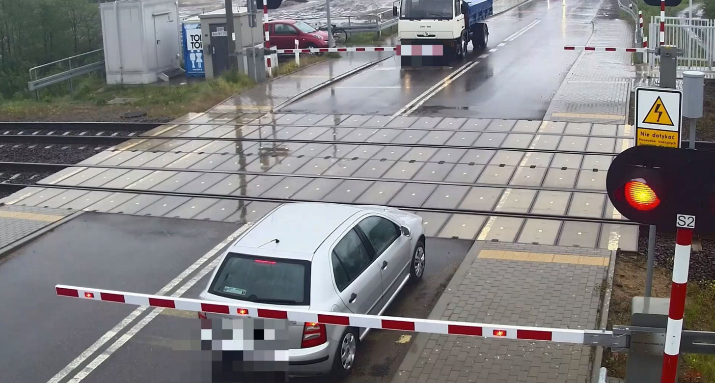 Ominął rogatkę i wjechał tuż przed pociąg! Szokujące zdarzenie pod Ostrowią Mazowiecką [ZDJĘCIA].