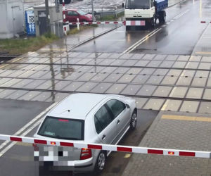 Ominął rogatkę i wjechał tuż przed pociąg! Szokujące zdarzenie pod Ostrowią Mazowiecką [ZDJĘCIA].