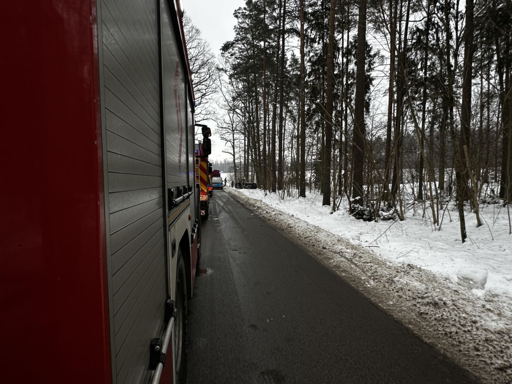 Poważny wypadek na Warmii i Mazurach. Lód paraliżuje region
